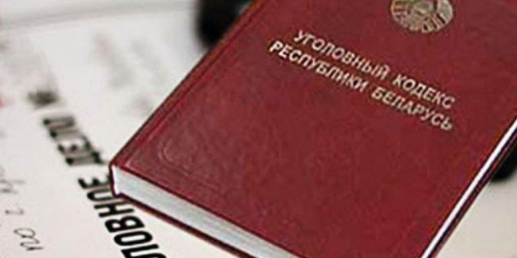 В Минске парень получил тяжелые травмы, катаясь на капоте