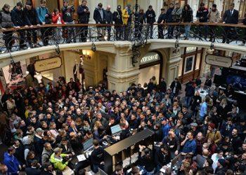 На Красной площади в Москве сотни людей образовали очередь за iPhone 7