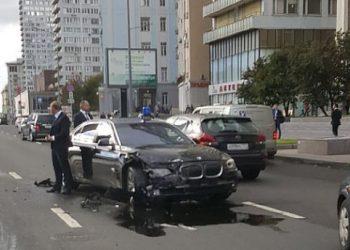 В центре Москвы авто Суркова протаранило такси