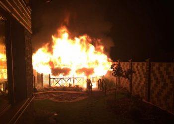 Неизвестные взорвали беседку во дворе дома народного депутата Украины