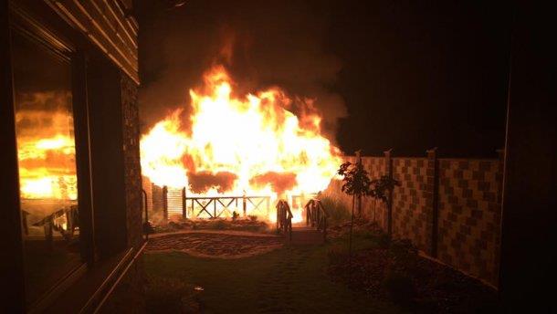 Неизвестные взорвали беседку во дворе дома народного депутата Украины