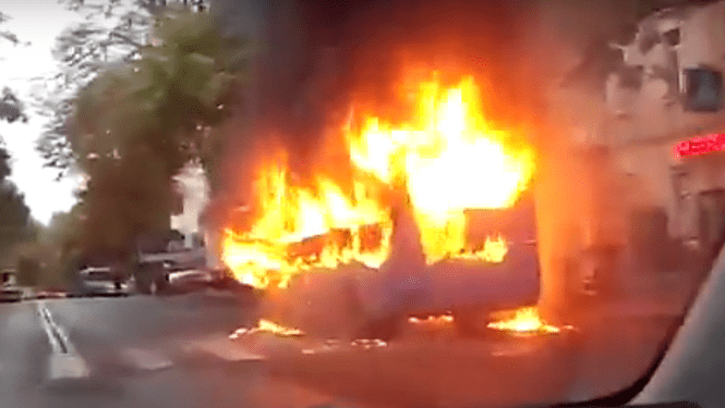 В центре Одессы сгорело маршрутное такси