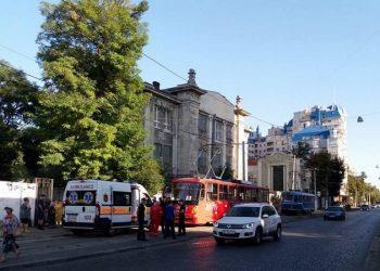 В одесском трамвае мужчина открыл стрельбу, есть пострадавшие