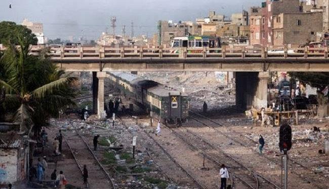 В результате столкновения поездов в Пакистане пострадали 150 человек, - пресса