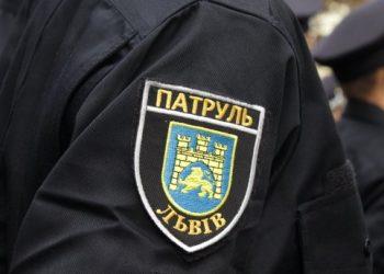 Во Львове водитель сбил двух патрульных