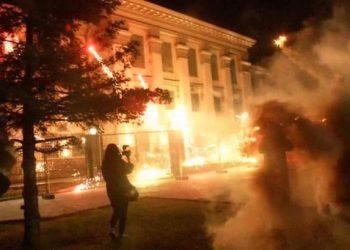 В сети появилось видео атаки на посольство России в Киеве