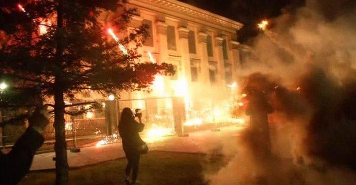 В сети появилось видео атаки на посольство России в Киеве