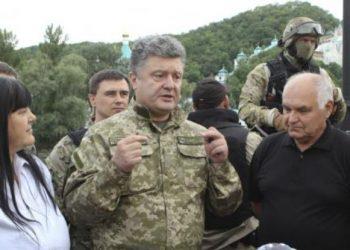 Порошенко об украинской армии: не от кутюр, но одета