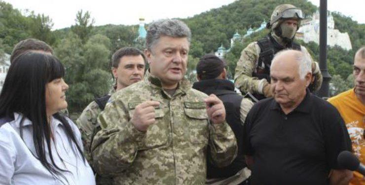 Порошенко об украинской армии: не от кутюр, но одета