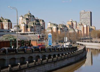 В Москве в реку рухнул грузовик