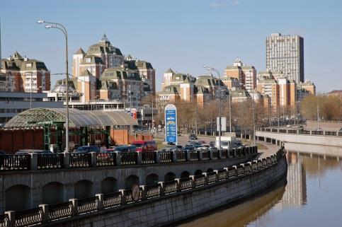 В Москве в реку рухнул грузовик