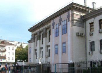 Возле посольства РФ в Киеве происходят стычки