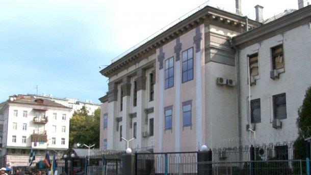 Возле посольства РФ в Киеве происходят стычки