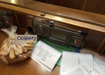 Депутату Скорику коллеги по парламенту принесли сухарей