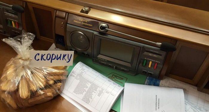 Депутату Скорику коллеги по парламенту принесли сухарей