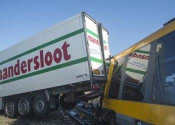 В Словакии поезд протаранил грузовик