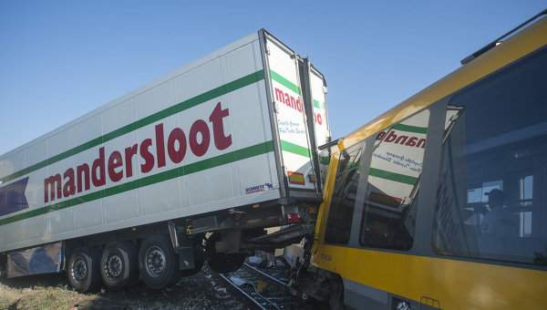 В Словакии поезд протаранил грузовик