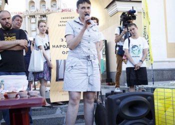 СМИ показали Савченко с небритыми ногами