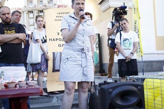 СМИ показали Савченко с небритыми ногами