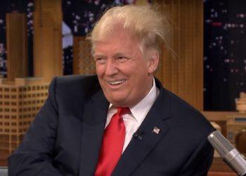 Телеведущий растрепал знаменитую прическу Трампа