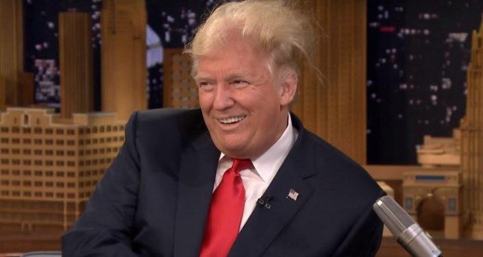 Телеведущий растрепал знаменитую прическу Трампа