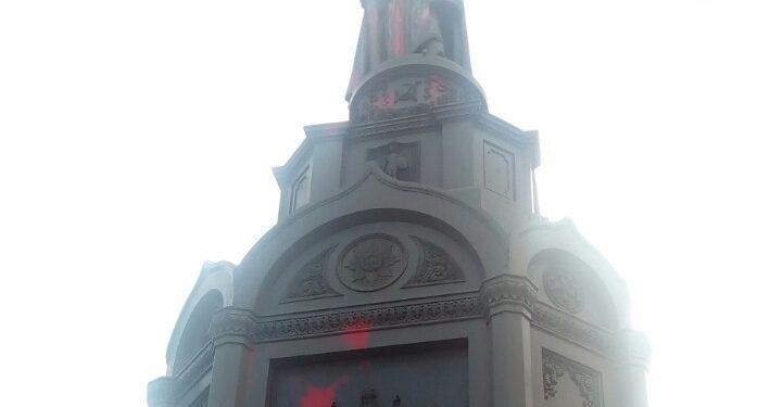 В Киеве неизвестные облили красной краской памятник Владимиру Великому