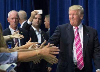 Трамп впервые опередил Клинтон по популярности