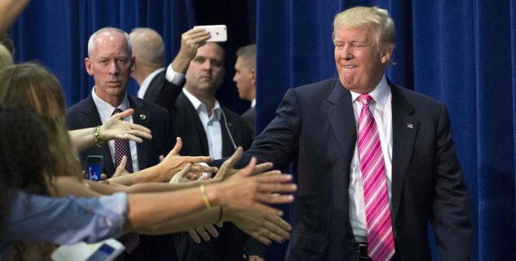 Трамп впервые опередил Клинтон по популярности