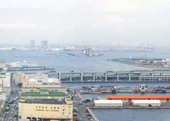 У берегов Японии тонет танкер с едкой щелочью, - пресса