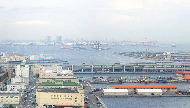 У берегов Японии тонет танкер с едкой щелочью, - пресса