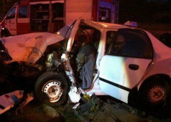 В Запорожье авто врезалось в билборд, трое пострадавших