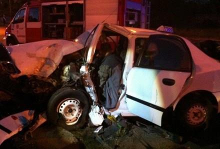 В Запорожье авто врезалось в билборд, трое пострадавших