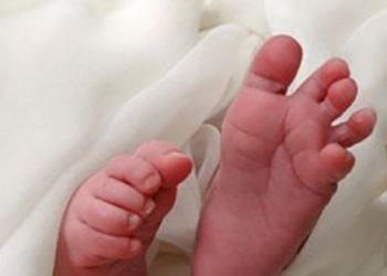 Мать бросила на кладбище младенца, чтобы скрыть измену