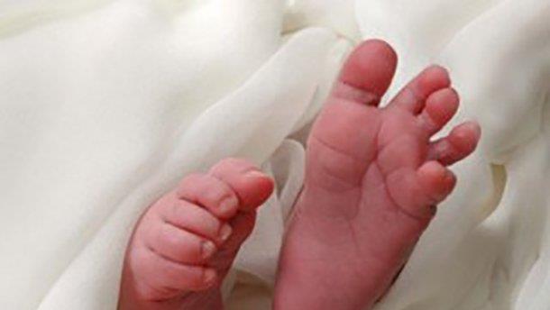 Мать бросила на кладбище младенца, чтобы скрыть измену