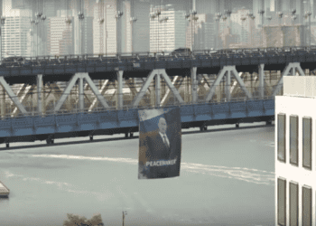 Опубликовано видео с плакатом с Путиным на мосту в Нью-Йорке