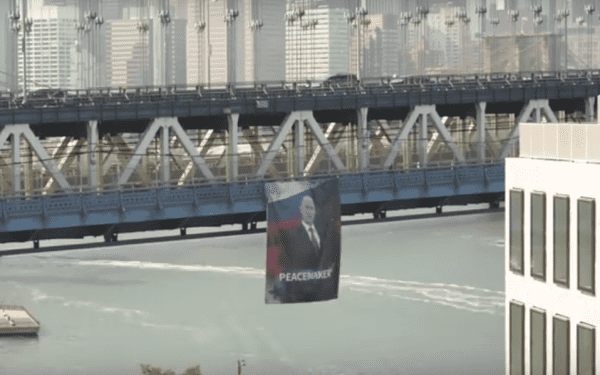 Опубликовано видео с плакатом с Путиным на мосту в Нью-Йорке