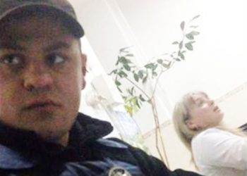 В Черновцах оперативники разбили стекло в машине водителя