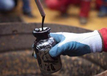 Brent торгуется выше 53 долларов за баррель