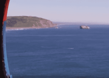 Возле берегов Крыма продолжаются поиски моряков с утонувшего крана, - видео