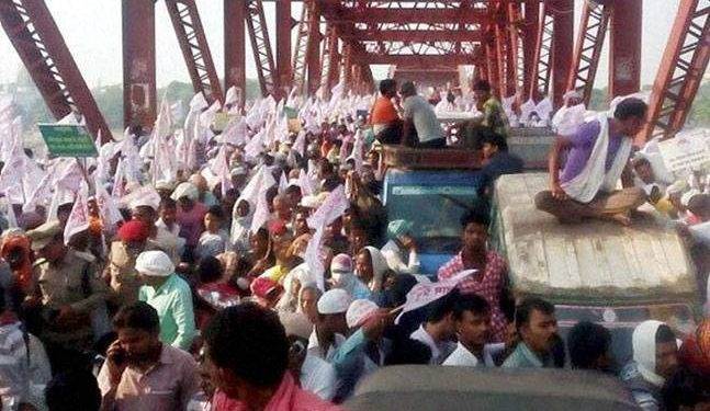 В Индии погибли 24 человека из-за давки на мосту