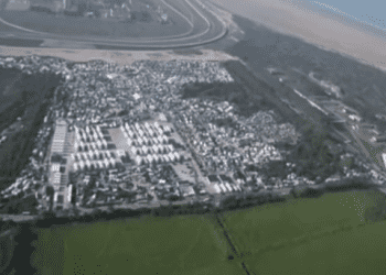 Из "джунглей мигрантов" во французском Кале начали выселять беженцев