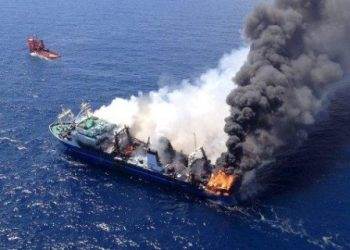 В Тихом океане горит корабль с Тайваня