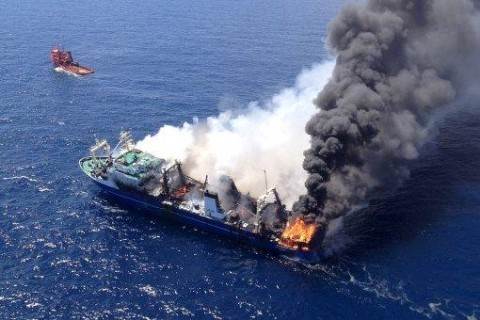 В Тихом океане горит корабль с Тайваня