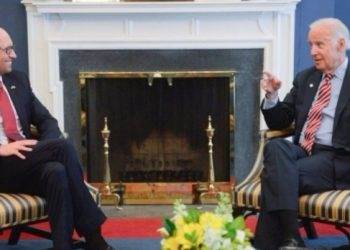 Патриоты установили флаг Украины на одном из терриконов в Донецке