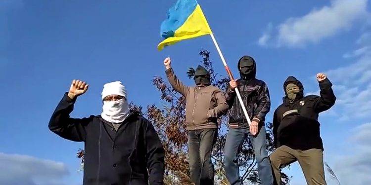 Патриоты установили на одном из терриконов в Донецке флаг Украины