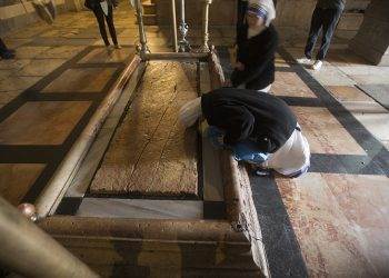 Археологи вскрыли гроб Христа