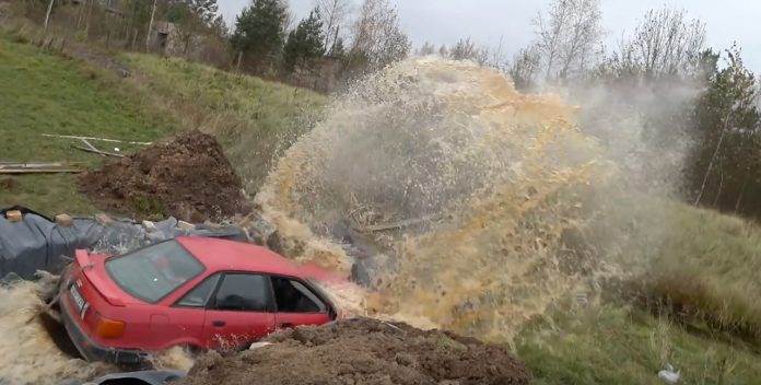 Латвийский пенсионер «утопил» авто в бассейне из колы