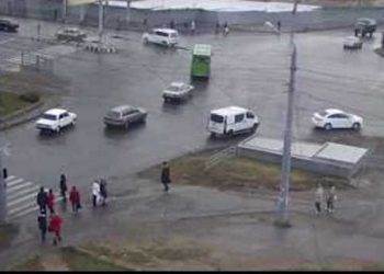 В Харькове авто придавило пешехода к столбу