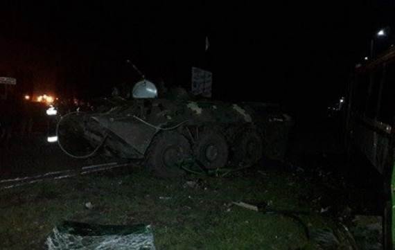 В Покровске БТР протаранил автобус