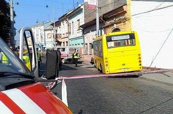 В Черновцах маршрутка сбила пешехода и врезалась в дом